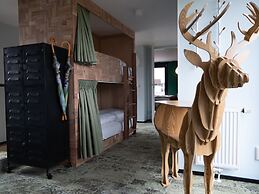 Modern, Trendy Nature Theme Lodge, Near the Sea