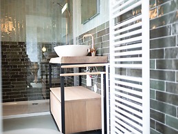 Modern, Trendy Nature Theme Lodge, Near the Sea