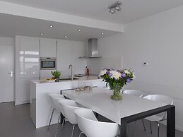 Modern and Tasteful House ith Private