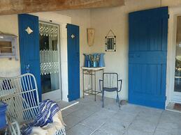 Cottage in Oppede With Pool and Garden