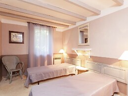 Cottage in Oppede With Pool and Garden