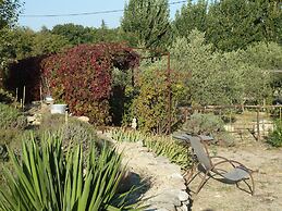Cottage in Oppede With Pool and Garden