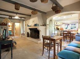 Cottage in Oppede With Pool and Garden