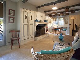 Cottage in Oppede With Pool and Garden