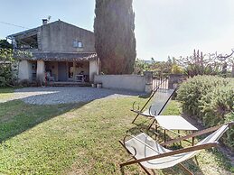 Cottage in Oppede With Pool and Garden