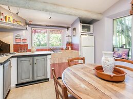 Cottage in Oppede With Pool and Garden