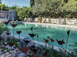 Cottage in Oppede With Pool and Garden
