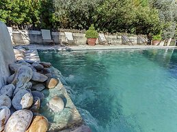 Cottage in Oppede With Pool and Garden