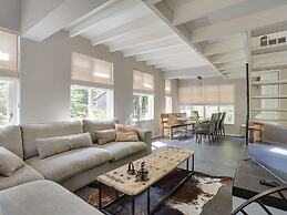 Design House With Fireplace at Bedafse Bergen