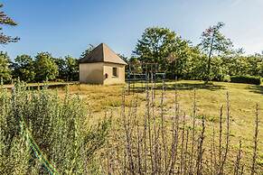 Quiet Holiday Home With Shared Pool