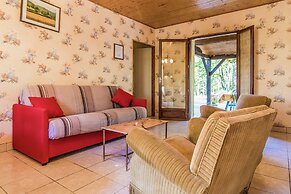 Quiet Holiday Home With Shared Pool