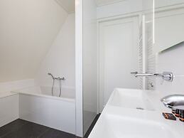 Thatched Villa With a Sauna at Tjeukemeer