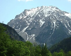 Vibrant Apartment near Ski Slopes in Brand