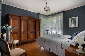 Quaint Holiday Home With Garden