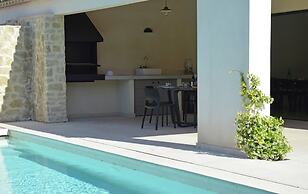 Villa in Malaucene With Private Pool