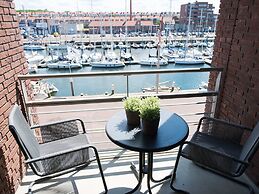 Contemporary Apartment in Den Haag With TV