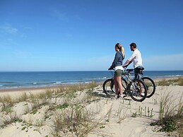 Nice Chalet with Fireplace near Oosterschelde