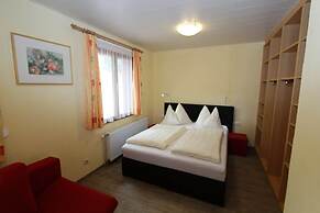 Sunlit Cabin with Hot Tub in Turracherhohe