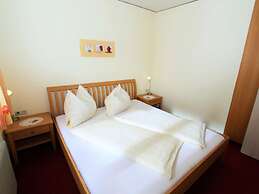 Sunlit Cabin with Hot Tub in Turracherhohe