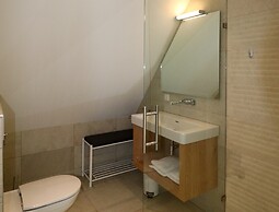 Luxury Villa with Sauna & Hot Tub at Lake