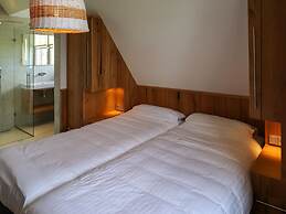 Luxury Villa with Sauna & Hot Tub at Lake