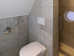 Luxury Villa with Sauna & Hot Tub at Lake