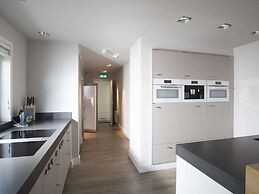 Luxury Villa With Outdoor Kitchen and Lake View