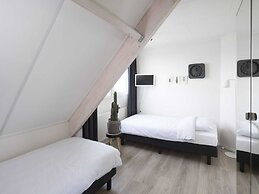 Luxury Villa With Outdoor Kitchen and Lake View