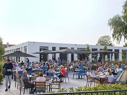 Luxury Villa With Outdoor Kitchen and Lake View