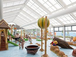 Luxury Villa With Outdoor Kitchen and Lake View