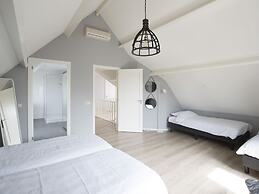 Luxury Villa With Outdoor Kitchen and Lake View