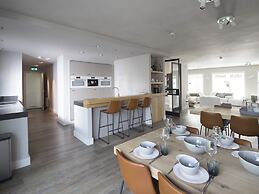 Luxury Villa With Outdoor Kitchen and Lake View