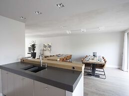 Luxury Villa With Outdoor Kitchen and Lake View