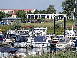 Luxury Villa With Outdoor Kitchen and Lake View