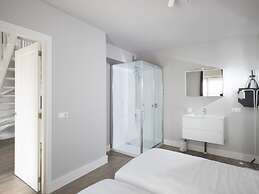 Luxury Villa With Outdoor Kitchen and Lake View