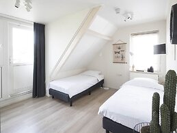 Luxury Villa With Outdoor Kitchen and Lake View