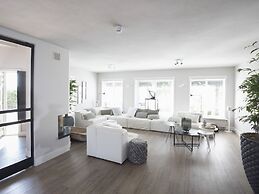 Luxury Villa With Outdoor Kitchen and Lake View