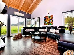 Villa With Heated Outdoor Pool and Sauna