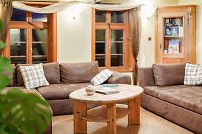 Spacious Apartment With Garden