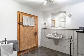 Spacious Apartment With Garden