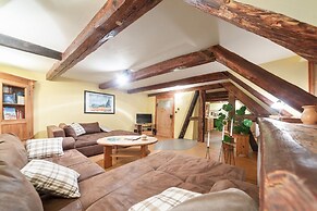 Spacious Apartment With Garden