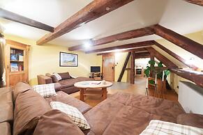 Spacious Apartment With Garden