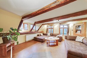 Spacious Apartment With Garden