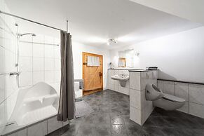 Spacious Apartment With Garden