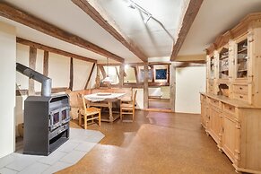 Spacious Apartment With Garden