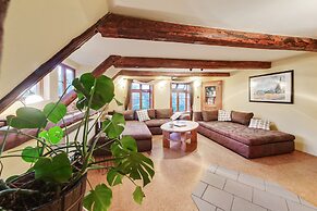 Spacious Apartment With Garden