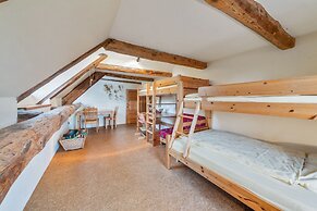 Spacious Apartment With Garden