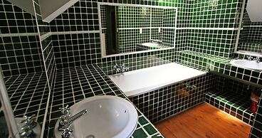 Mansion With Pool, Neblon