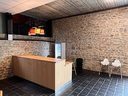 Mansion With Pool, Neblon