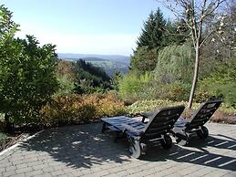 Mansion With Pool, Neblon